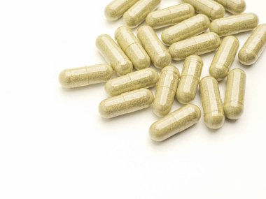 Beyaz arka planda izole edilmiş Andrographis panikleme kapsülleri. Mesaj için yer var. Bitkisel, ilaç ve sağlık hizmetleri kavramı.