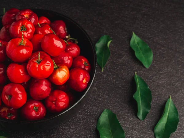 Vista Superior Acerola Vermelha Cerejas Fruta Uma Tigela Cerâmica Com Imagem De Stock