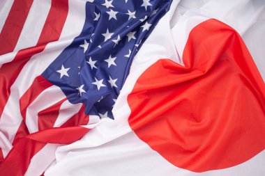 Amerika ve Japon bayrağı arka planda. Üst Manzara. Uluslararası ilişkiler.