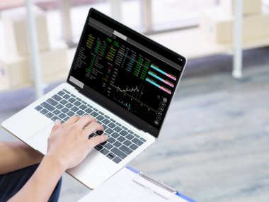 Ofisteki bir laptopta veri borsasını analiz eden bir iş adamının yakın çekimi. Finansal yatırım kavramı.