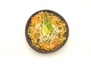 Beyaz arka planda izole edilmiş bir tabakta Pad Thai. Üst Manzara. Tayland yemekleri ünlüdür..