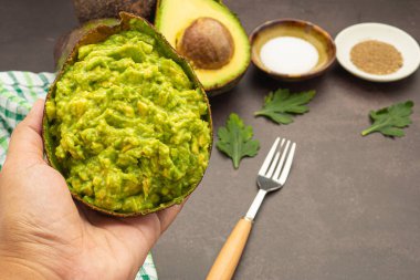 Avokado, limon, tuz ve biber için ev yapımı guacamole ile taze guacamole. Mesaj için yer var. Yakın plan fotoğraf. Sağlıklı meyve kavramı ve geleneksel Meksika hazırlığı.