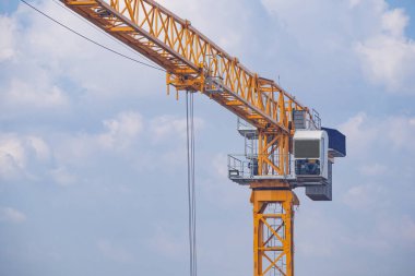 Ağır kaldırma endüstrisi için büyük bir vinç inşaat aracı. İş mühendisliği ekipmanları moderndir. Endüstri kavramı.