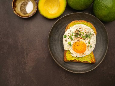 Avokado ve yumurtalı tost tabakta servis edilir. Üst Manzara. Metin için boşluk.
