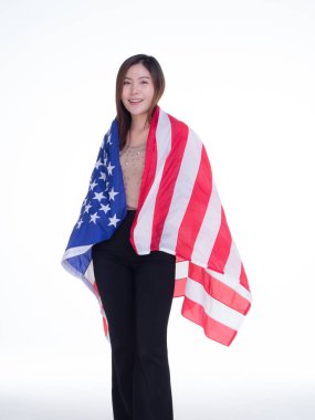 Genç bir kadının portresi, beyaz arka planda izole edilmiş Amerikan bayrağını stüdyoda dururken gülümseyerek kaplıyor. 4 Temmuz. Amerikan Ulusal Günü 'nü kutlayın. İşçi Bayramı. Bağımsızlık Günü.