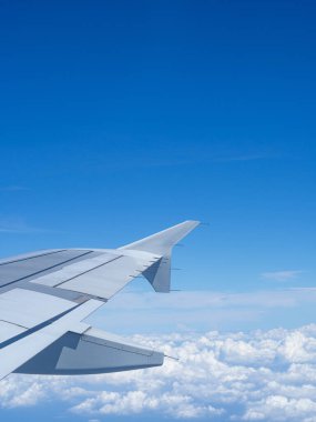 Bulutların ve gökyüzünün hava görüntüsü bir uçağın penceresinden görüldüğü gibi..