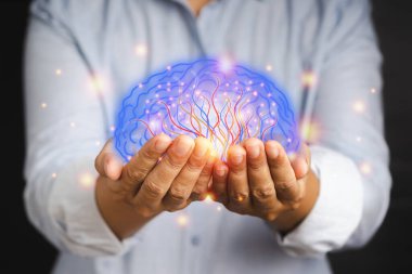 Avucundaki beynin dijital görüntüsü. Yapay Zeka, Yapay Zeka Teknolojisi. İş analizi, yenilik, bilim ve tıp teknolojisi. Ruh sağlığı koruma, bakım, sağlık ve tedavi.