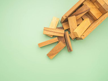 Yeşil arka planda izole edilmiş tahta bloklardan yapılmış bir masa oyunu. Metin için boşluk.