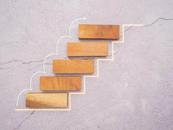业务增长和投资概念 水泥地面背景上隔离的具有白线效果的木制楼梯间 用于连接目标成功 — 图库照片