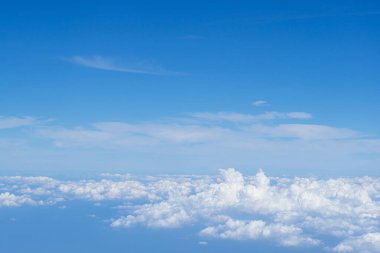 Bulutların ve gökyüzünün hava görüntüsü bir uçağın penceresinden görüldüğü gibi..