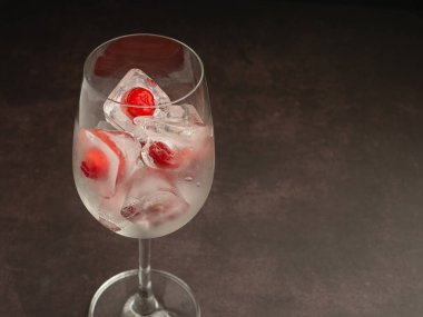 Buzlu taze kirazlı şarap bardağı. Soğuk içecek ferahlatıcı. Yaz partisi. Yüksek C vitamini meyveleri. Sağlıklı meyve kavramı