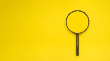 Sarı arka planda izole edilmiş büyüteç manzarası. Metin için boşluk