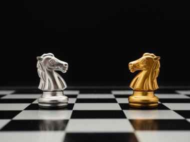 Oyun planlamada satranç taşları ve siyah arka planda yarışma. İş yönetimi ve strateji kavramı