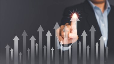 İş geliştirme ve büyüme kavramı. İş adamı, sanal ekranda işinde büyümeyi planlıyor. SWOT analizi ve strateji pazarlaması