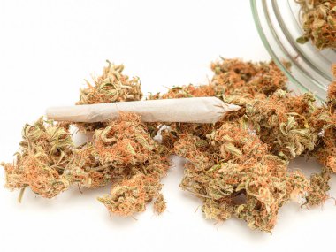 Canabis kavanozun dışında ABD doları banknotları üzerinde tomurcuklanıyor.