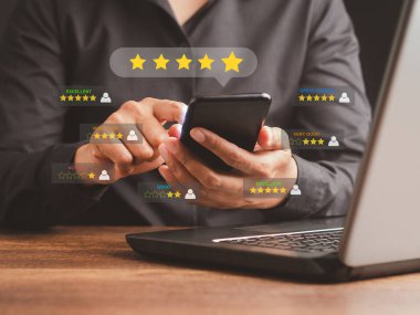 Müşteri hizmetleri ve memnuniyet araştırmaları konsepti. İş adamı, beş yıldızlı ikonun sanal ekranına dokunarak çok etkilenmiş....