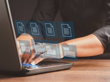 Bilgisayarda çalışan bir iş adamı ve sanal ekranda kontrol kutusu listeleri olan dijital belgeler. Çevrimiçi belge veritabanı ve dijital dosya depolama kavramı