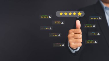 Müşteri hizmetleri ve memnuniyet araştırmaları konsepti. İşadamı, beş yıldızlı ikona çok etkilenmiş bir not vermek için başparmak kaldırdı.