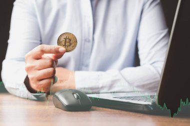 Elinde bitcoin tutan bir iş adamı. Bitcoin bir kripto para sembolüdür, elektronik sanal para. Engelleme teknolojisi, ödeme ve dijital varlık kavramı.