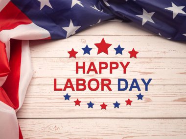 Ahşap masa ve Amerikan Bayrağı 'nın üstündeki İşçi Bayramı mesajınız kutlu olsun. Üst görünüm.