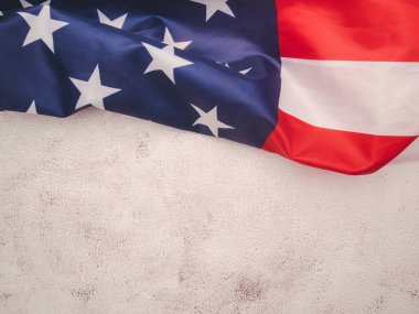 Beton zeminde Amerikan bayrağının üst görüntüsü ve metin için fotokopi alanı. Üst Manzara. Yakın plan fotoğraf..