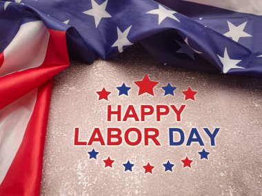 Beton zemin ve Amerikan Bayrağı üzerine Mutlu İşçi Bayramı mesajları. Üst görünüm.