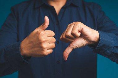 İki elin baş parmak işareti ve baş parmak işareti göstermesi. Evet ya da hayır. İster beğen, ister beğenme..