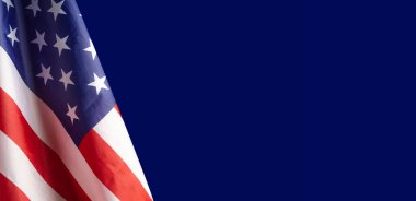 Amerikan bayrağının yakın çekimi sol tarafta, metin için kopyalama alanı olan mavi bir arkaplanda. 4 Temmuz. Amerikan Ulusal Günü 'nü kutlayın. İşçi Bayramı. Bağımsızlık Günü. Anma Günü