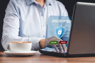 İnternet üzerinden veri şifreleme siber güvenlik gizlilik kavramı. Asma kilit simgesi ve internet teknolojisi ağı. Ağ sistemindeki kişisel verileri korumak için bir dizüstü bilgisayar ekranı şifrelenmiştir. Parola korumalı