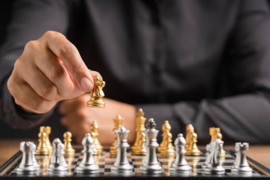 Satranç oynayan bir iş adamı. İş stratejisi fikirleri ve yatırım. Yakın plan fotoğraf.