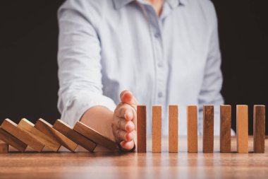 İş dünyası çökmeden önce domino işi krizini durduran iş adamlarının yakın çekimi. Risk yönetimi ve İş Krizi yönetim kavramı