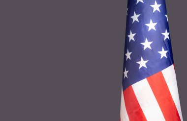 Amerikan bayrağı sağ tarafta gri bir arkaplanda metin için fotokopi alanı ile birlikte. 4 Temmuz. Amerikan Ulusal Günü 'nü kutlayın. İşçi Bayramı. Bağımsızlık Günü. Anma Günü