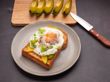 Avokado ve yumurtalı tost tabakta servis edilir. Üst Manzara. Mesaj için yer var. Yüksek vitamin meyvesi. Sağlıklı meyve kavramı