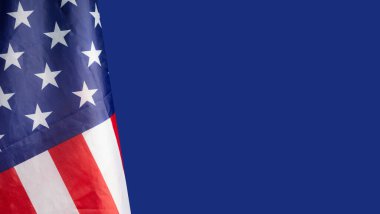 Amerikan bayrağının yakın çekimi sol tarafta, metin için kopyalama alanı olan mavi bir arkaplanda. 4 Temmuz. Amerikan Ulusal Günü 'nü kutlayın. İşçi Bayramı. Bağımsızlık Günü. Anma Günü