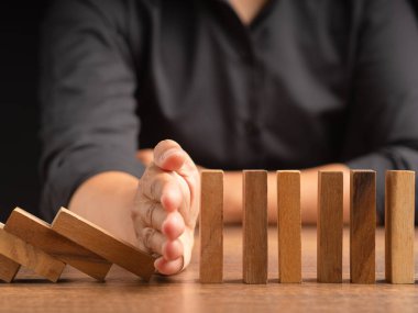 İş dünyası çökmeden önce domino işi krizini durduran iş adamlarının yakın çekimi. Risk yönetimi ve İş Krizi yönetim kavramı