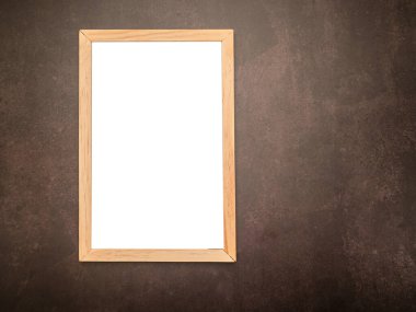 Eski bir arkaplan üzerinde ahşap bir kenarı olan mini bir beyaz tahta. Metin için boşluk