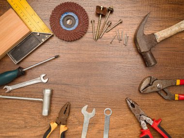 İnşaat aletleri, çekiç, tornavida, vida ve pense. Babalar Günün kutlu olsun. Üst Manzara. Metin için boşluk