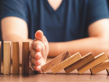 Risk yönetimi ve İş Krizi Yönetimi konsepti. İş çöküşünden önce Domino Krizi 'nin etkisini durdurmak için yakın plan çekimler.