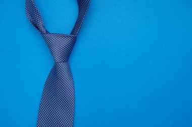 Babalar Günün kutlu olsun. Mavi arka planda bir kravatın üst görüntüsü. Üst Manzara. Metin için boşluk