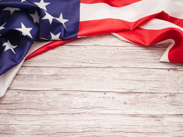 Верхний вид американского флага на деревянном столе с копировальным местом для текста. Вид сверху. Крупный план