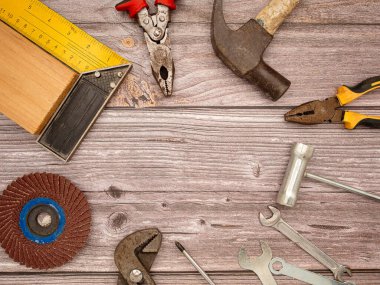 İnşaat aletleri, çekiç, tornavida, vida ve pense. Babalar Günün kutlu olsun. Üst Manzara. Metin için boşluk