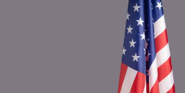 Amerikan bayrağı sağ tarafta gri bir arkaplanda metin için fotokopi alanı ile birlikte. 4 Temmuz. Amerikan Ulusal Günü 'nü kutlayın. İşçi Bayramı. Bağımsızlık Günü. Anma Günü