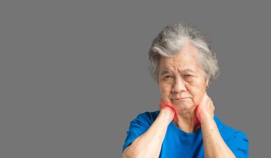 Servikal distoni hastalığı. Gri arka planda dururken boynu ağrıyan yaşlı bir kadın. Yan görüş. Oksipital sinirde neuralji. Tıbbi ve sağlık hizmeti kavramı