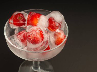 Buzlu taze kirazlı şarap bardağı. Soğuk içecek ferahlatıcı. Yaz partisi. Yüksek C vitamini meyveleri. Sağlıklı meyve kavramı