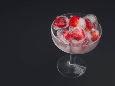 Buzlu taze kirazlı şarap bardağı. Soğuk içecek ferahlatıcı. Yaz partisi. Yüksek C vitamini meyveleri. Sağlıklı meyve kavramı