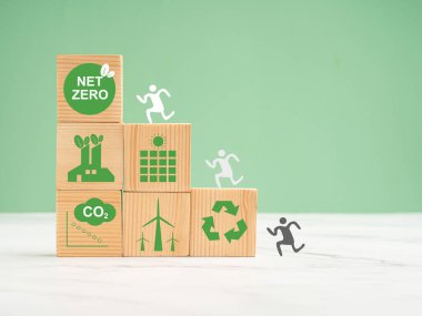 2050 'de ağ-sıfır emisyonları. Dünya Günü konsepti. Dünyayı, çevreyi ve karbonu koru. Yeşil arka planda mermer zeminin üzerinde çevre dostu ikonlar olan ahşap küpler.
