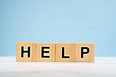 Ahşap küplerin üzerinde mavi arka planlı mermer zeminin üzerinde ELP yazıyor. Yakın plan fotoğraf. Metin için boşluk