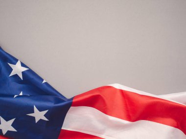 Gri arka planda Amerikan bayrağına yakın plan. Mesaj için yer var. Yakın plan fotoğraf.