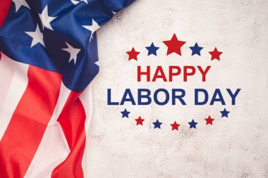 Beton zeminde ve Amerikan Bayrağı 'nda İşçi Bayramı mesajınız kutlu olsun. Üst görünüm