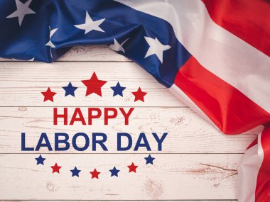 Ahşap masa ve Amerikan Bayrağı 'nın üstündeki İşçi Bayramı mesajınız kutlu olsun. Üst görünüm.